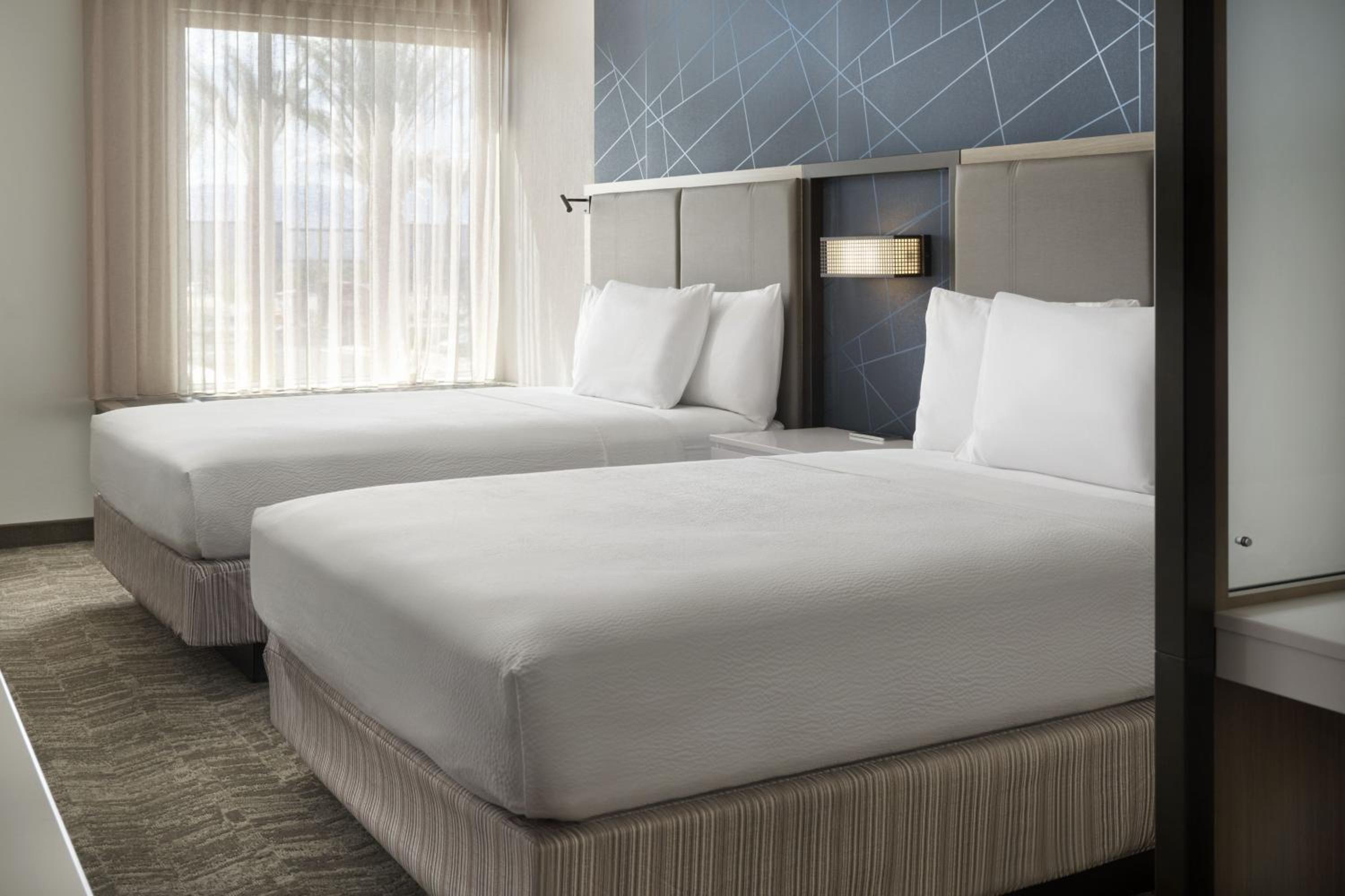 Suite, 2 Queen Beds, Trundle Bed, Sofa, Bathtub, Accessible