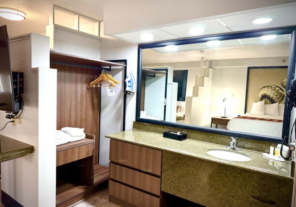 جناح بسرير كينج مع أريكة، SureStay Plus by Best Western Cannon A.F.B. 5/7