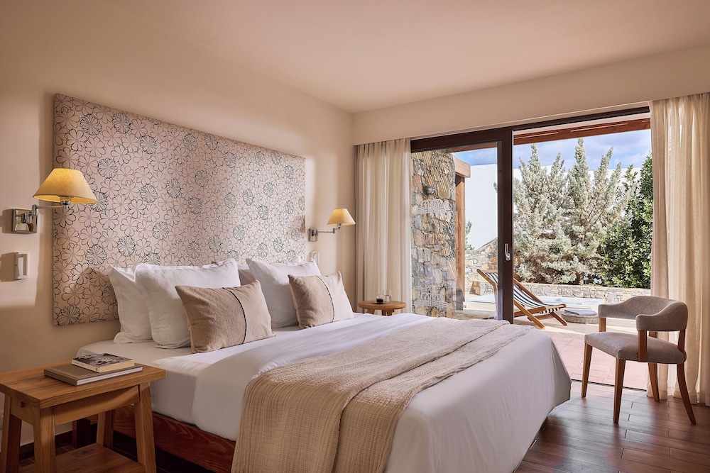 2 Bedrooms, Family Suite, 1 Double and 1 Single Bed, Garden View, Outdoor Jetted Tub