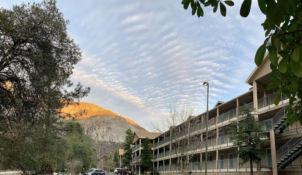 Yosemite View Lodge 1/50