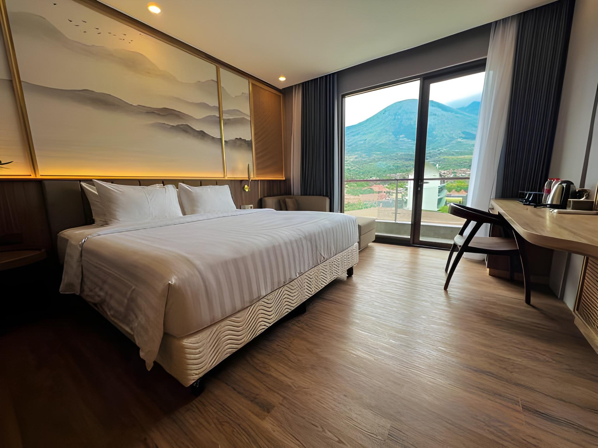 Junior Suite, King Bed, Mountain View, Paseo Building