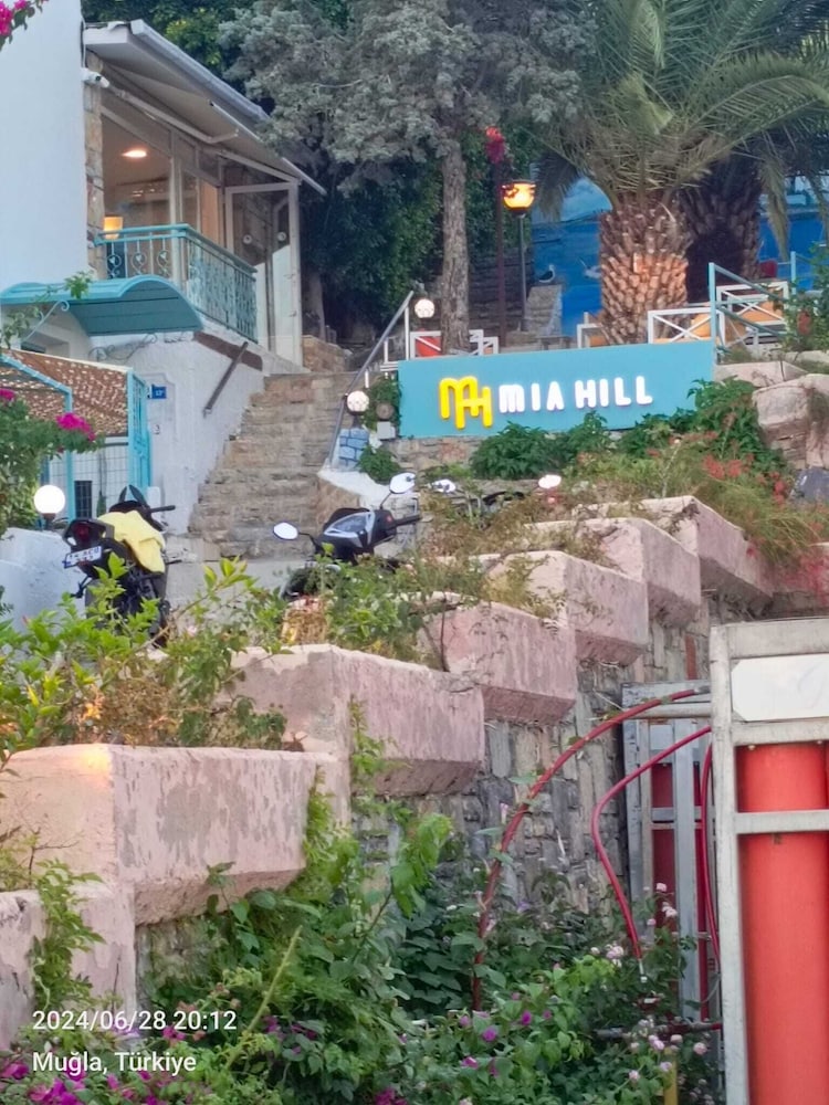 Mia Hill Suites 3/40