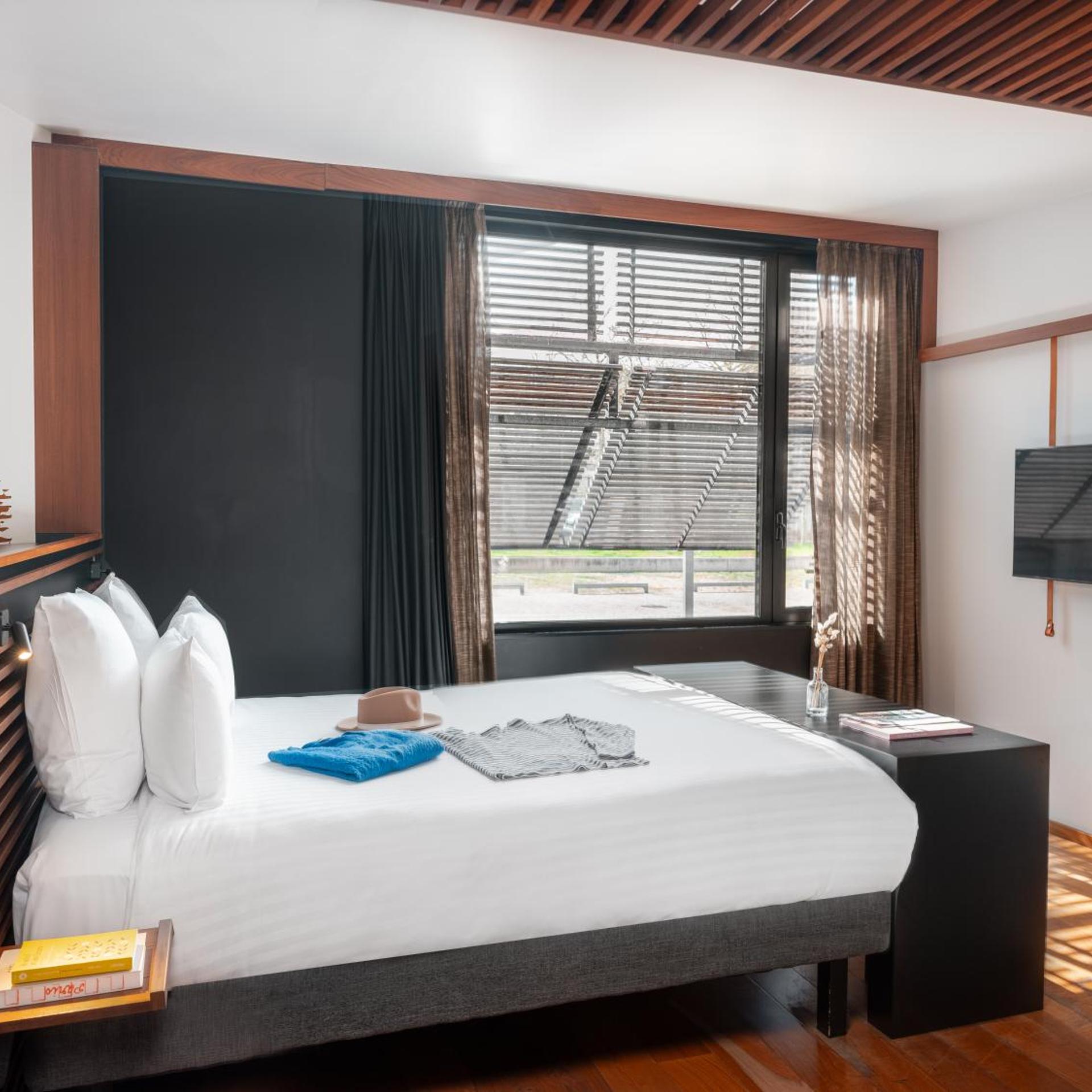 Horizon, Suite, Pool View