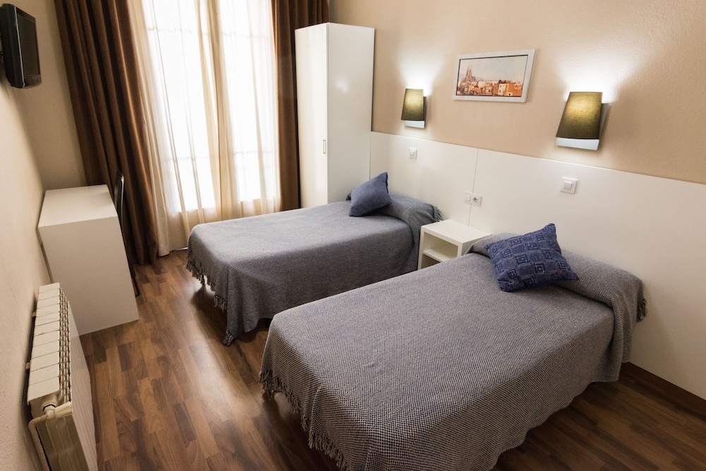 EXTERIOR, TWIN BEDS
