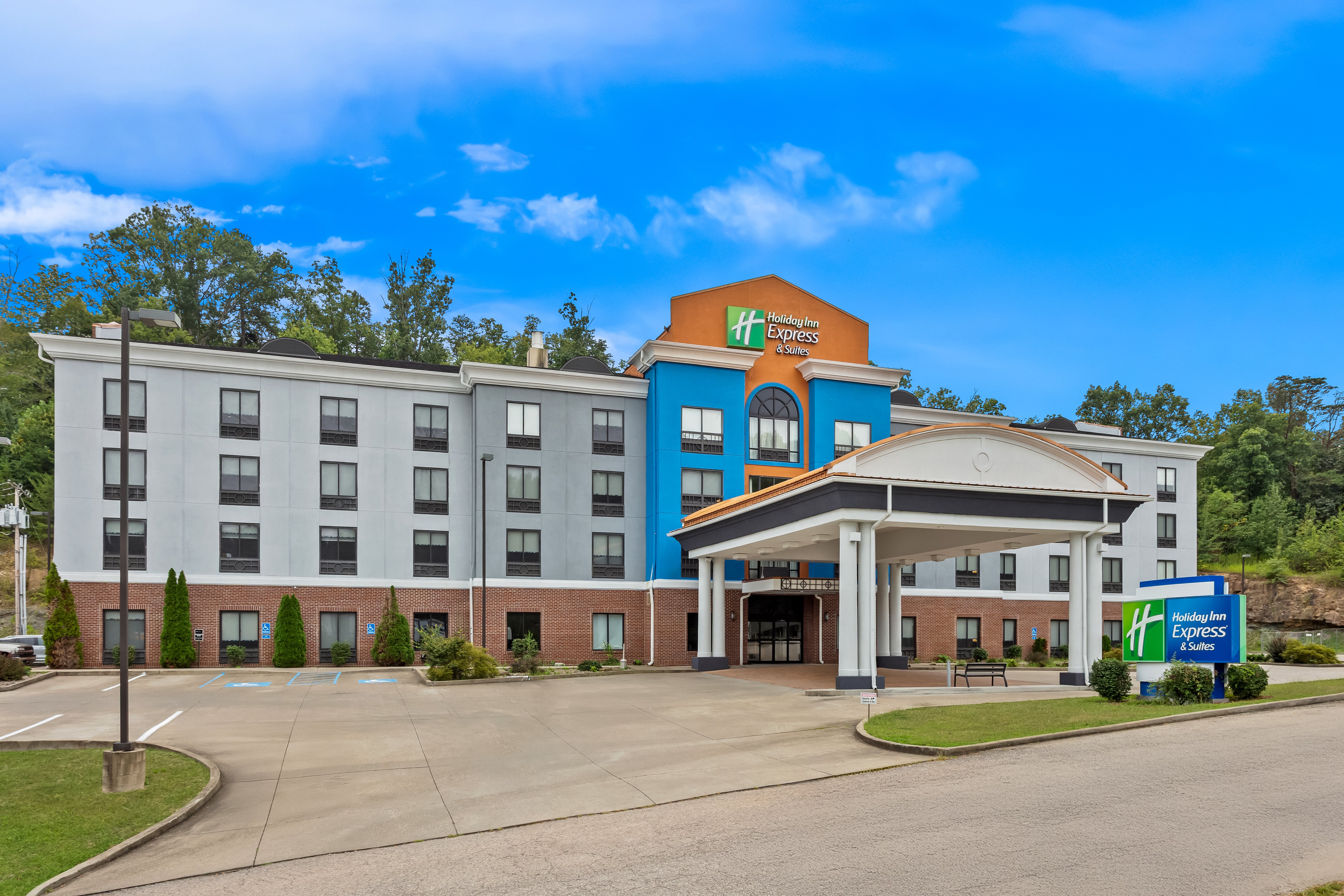 Holiday Inn Express Hotel & Suites Cross Lanes 3/75