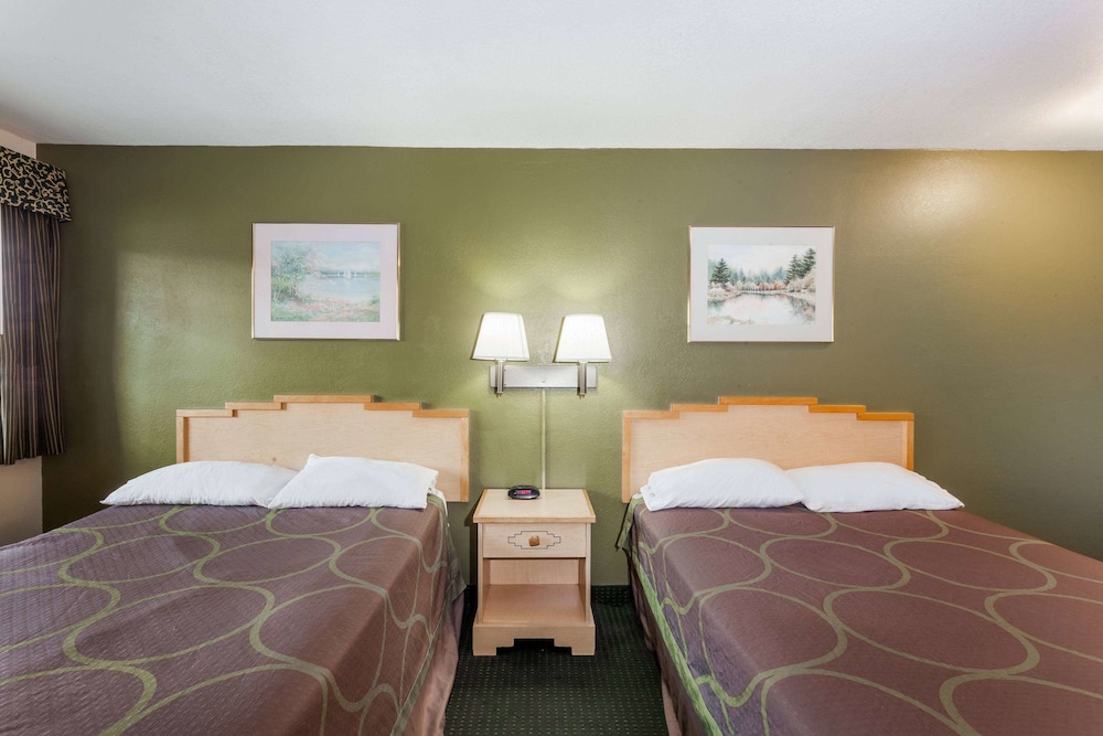 Super 8 By Wyndham Visalia 9/26