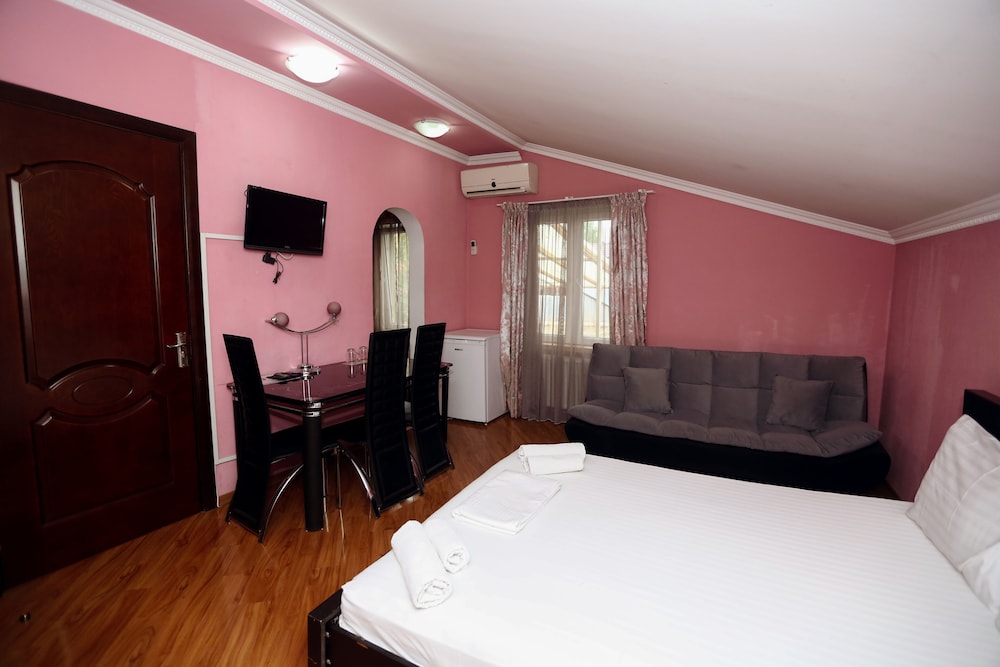 ISAKA HOTEL 30/74
