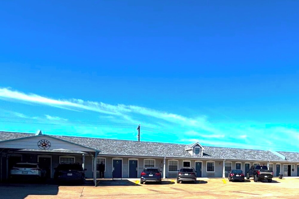 Victorian Inn By OYO Whitesboro US Hwy 82 in Whitesboro