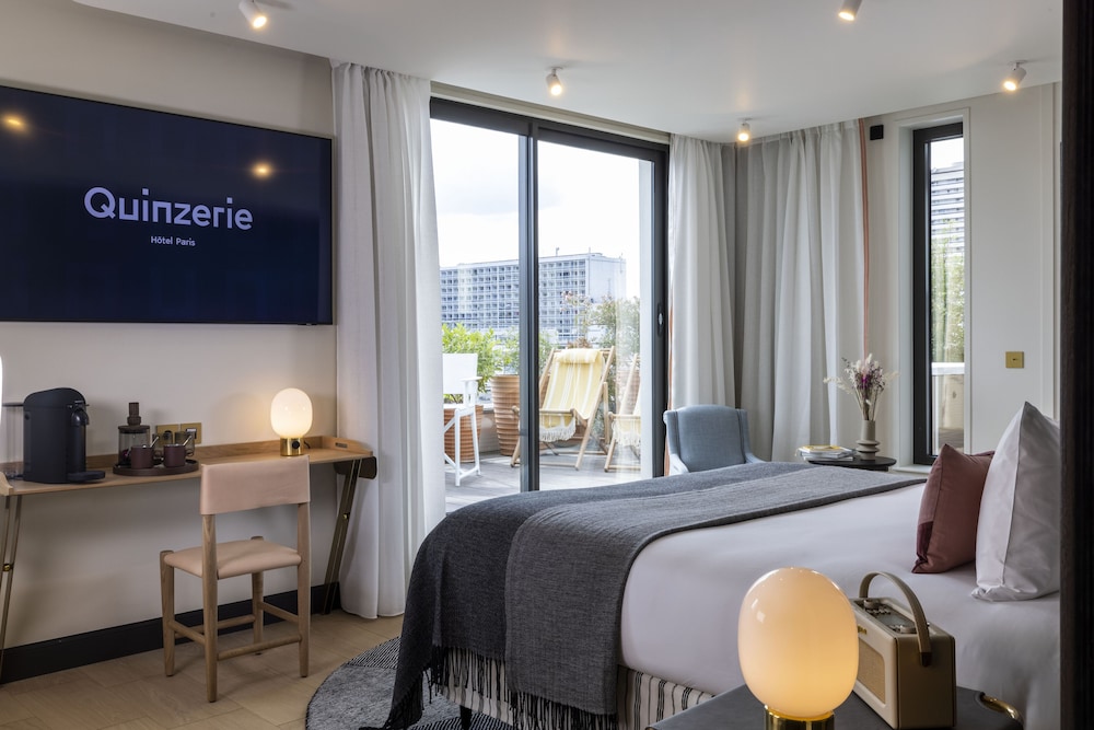 PANORAMIC, SUITE, JETTED TUB, TERRACE