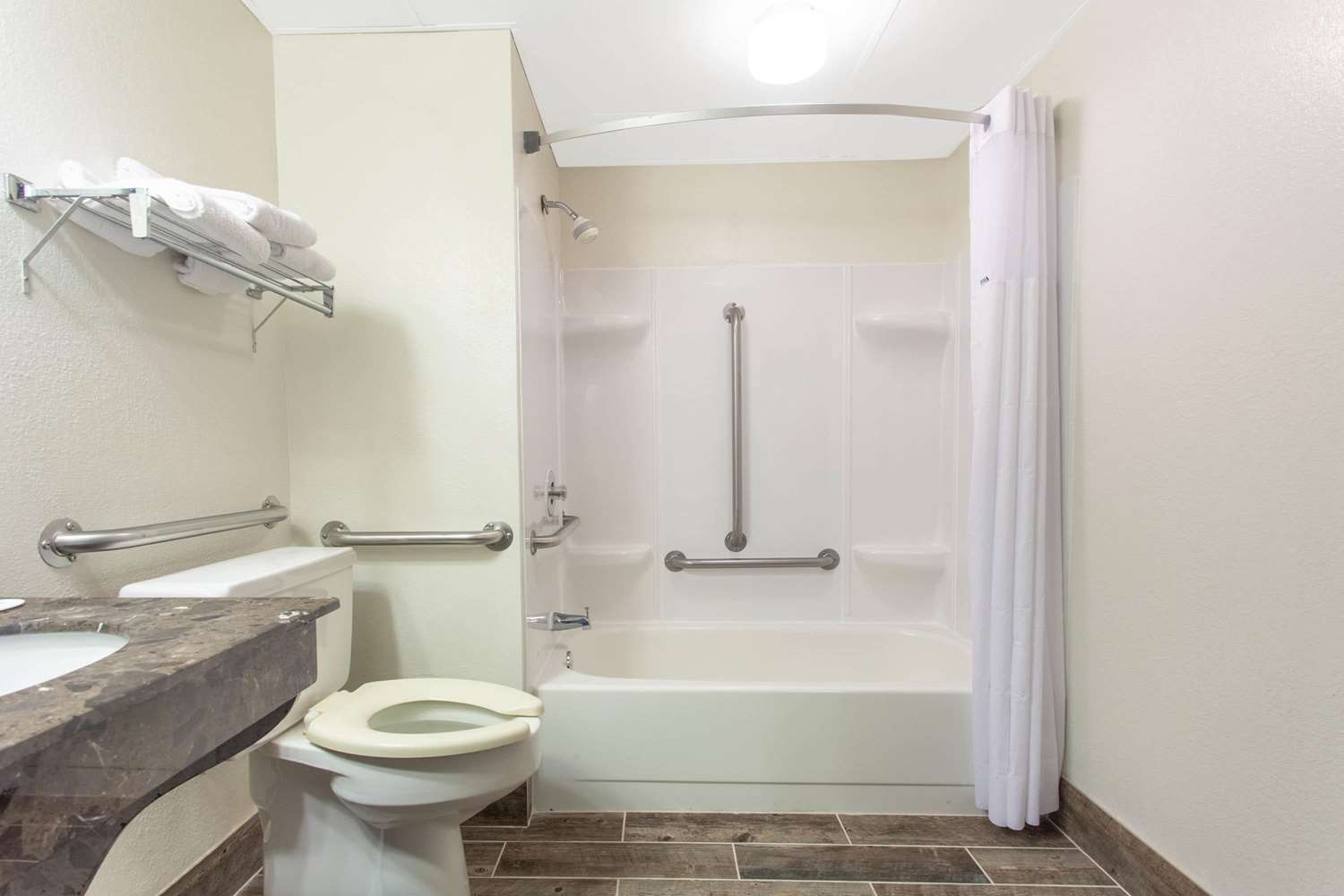 Days Inn by Wyndham Fond du Lac 25/27