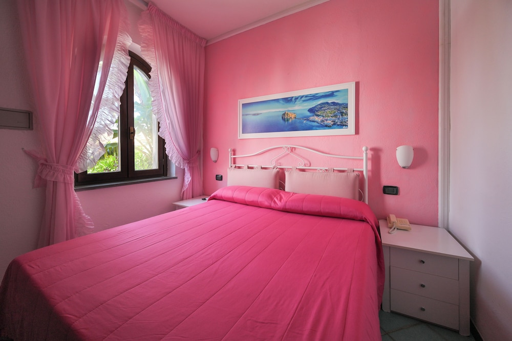 ROOM, QUADRUPLE