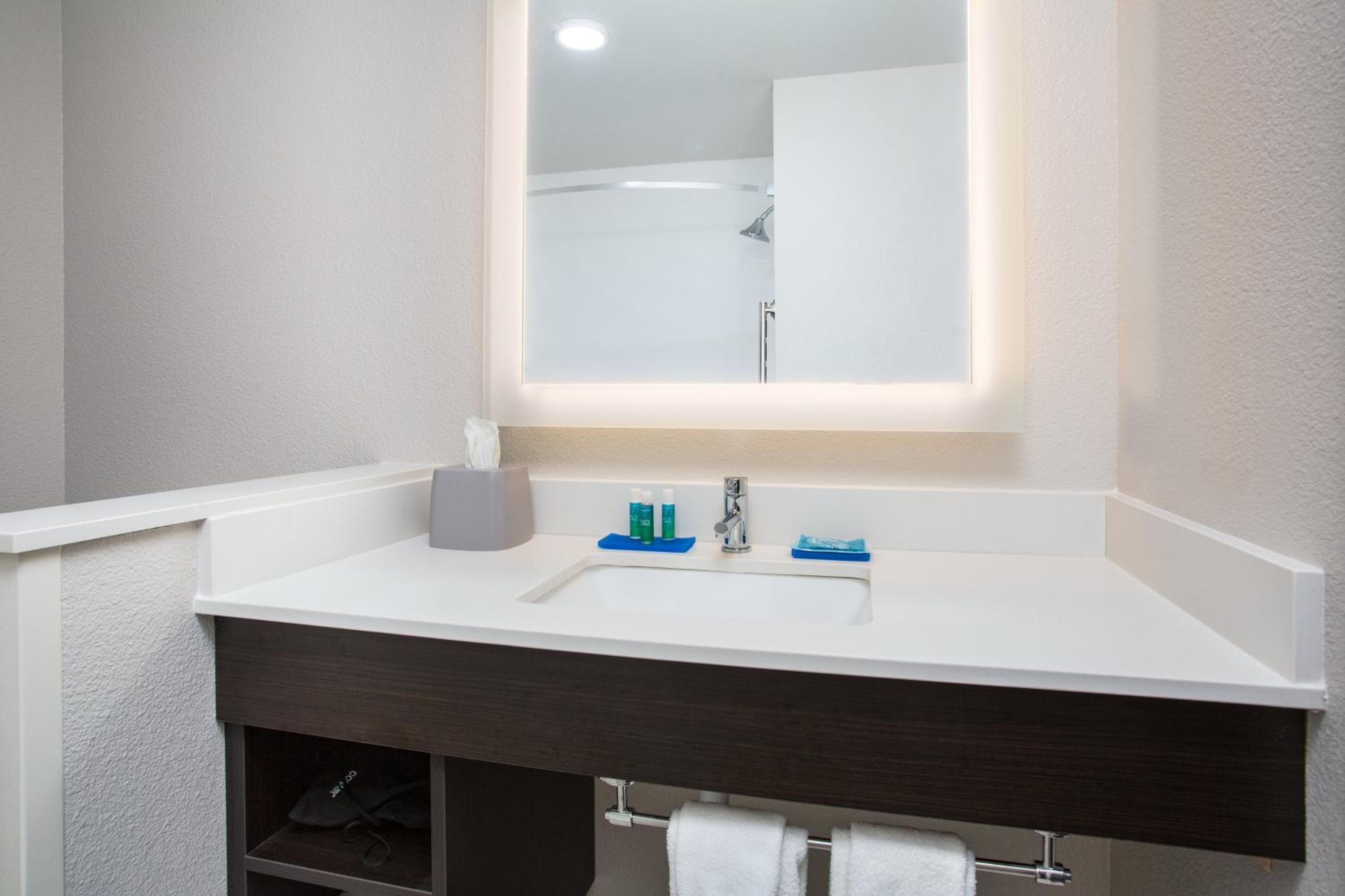 غرفة قياسية بسريرين كوين بحوض استحمام لذوي الإعاقة، HOLIDAY INN EXPRESS & SUITES RAPID CITY - RUSHMORE SOUTH 5/6