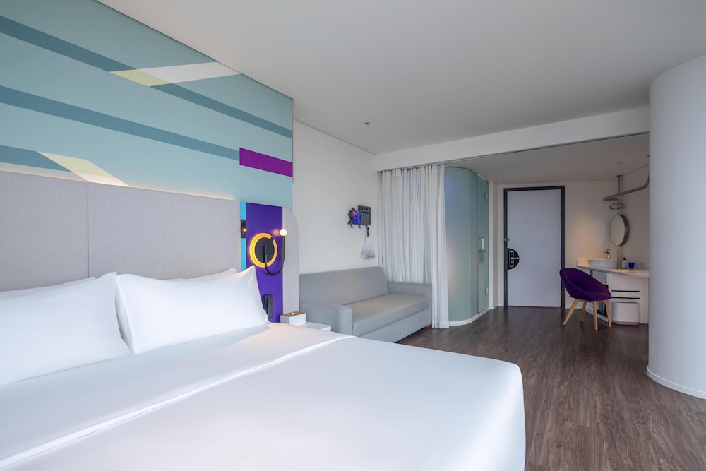 ROOM, KING BED, SOFA