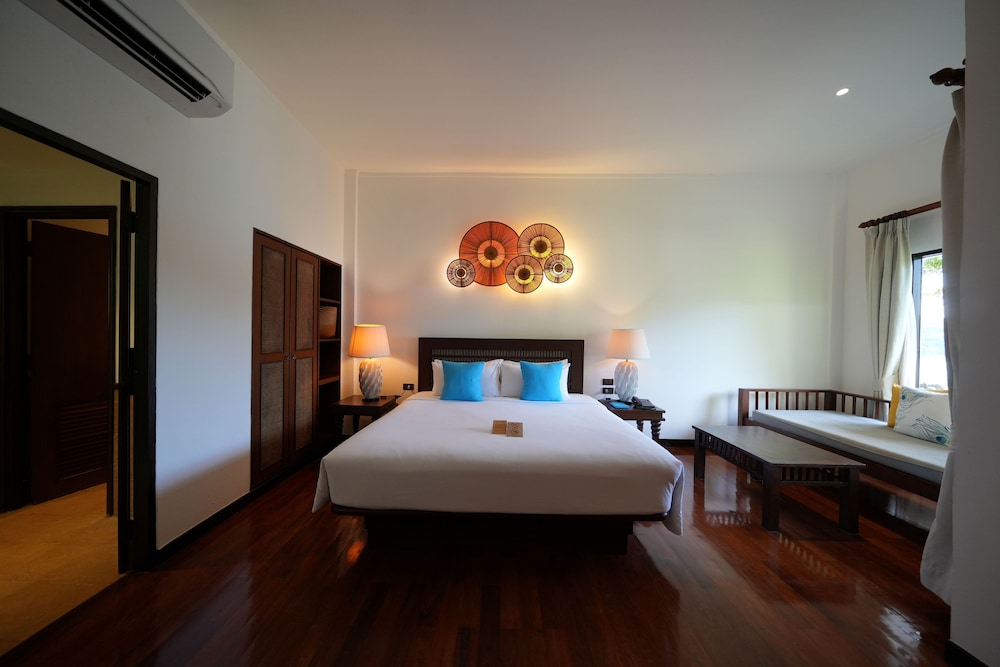 Classic, Twin Beds, Hill Side