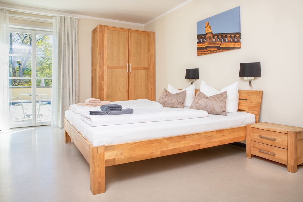 ROOM, DOUBLE BED