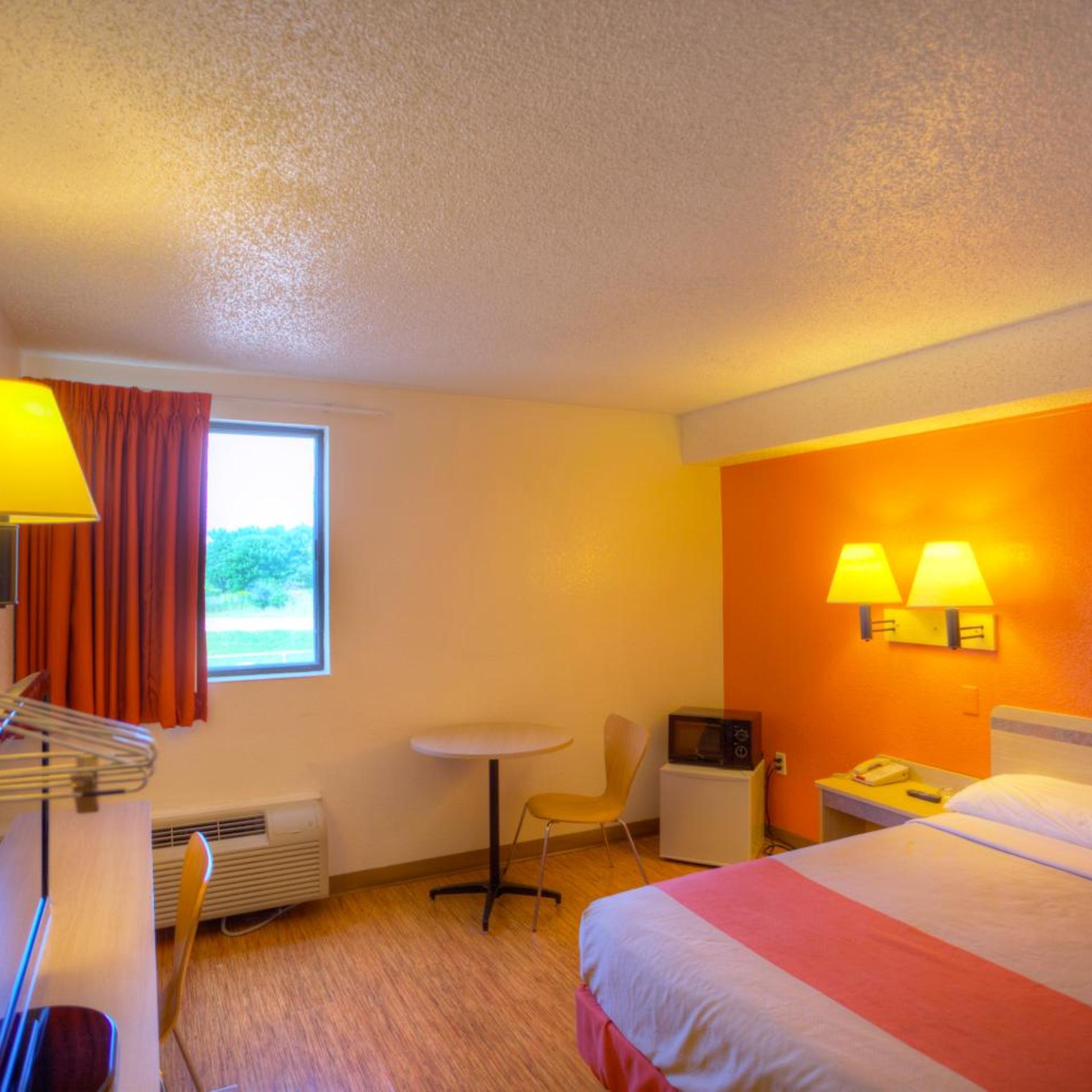 غرفة بسرير كوين لذوي الإعاقة، Motel6 Council Bluffs, IA - Omaha East 4/10