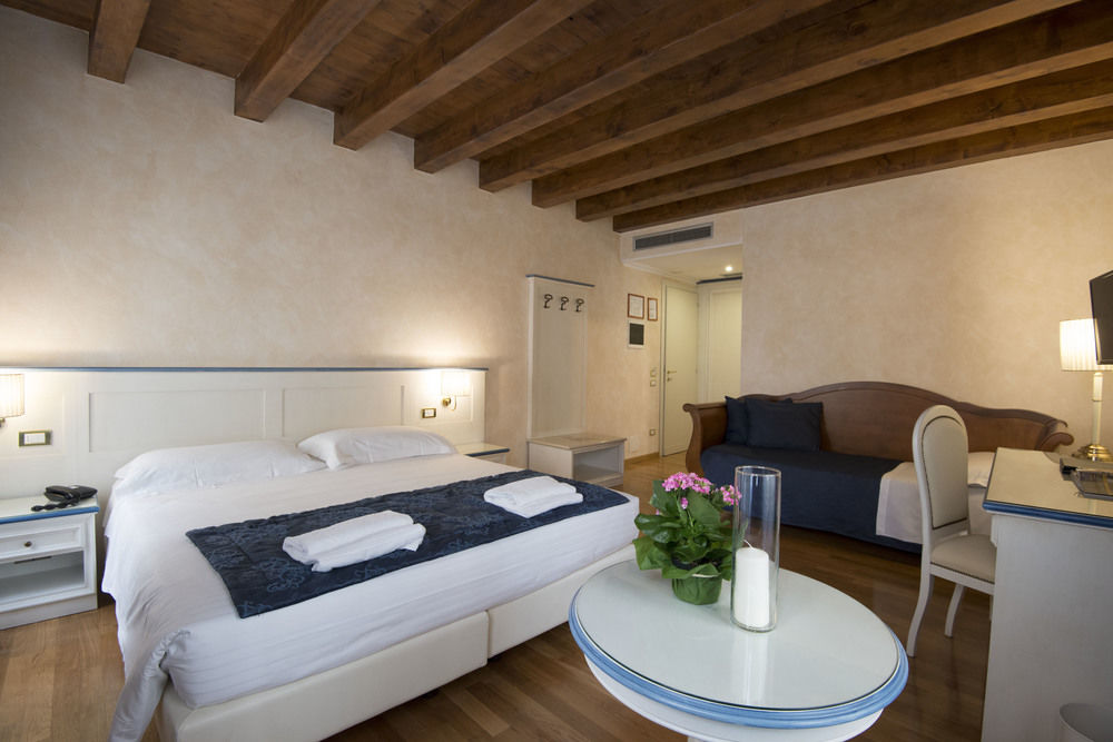 ROOM, TRIPLE