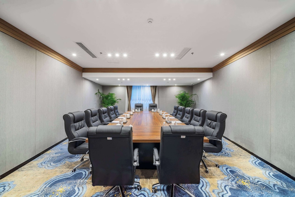 Howard Johnson Lake Serenity Hotel Neijiang 33/46