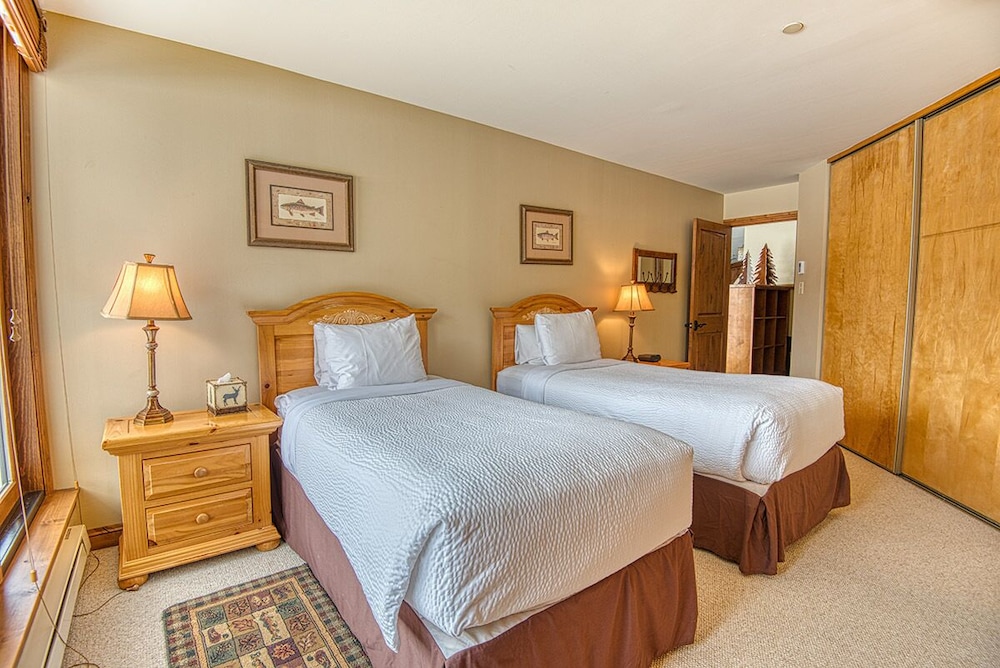 The Vail Spa Condominiums 11/76