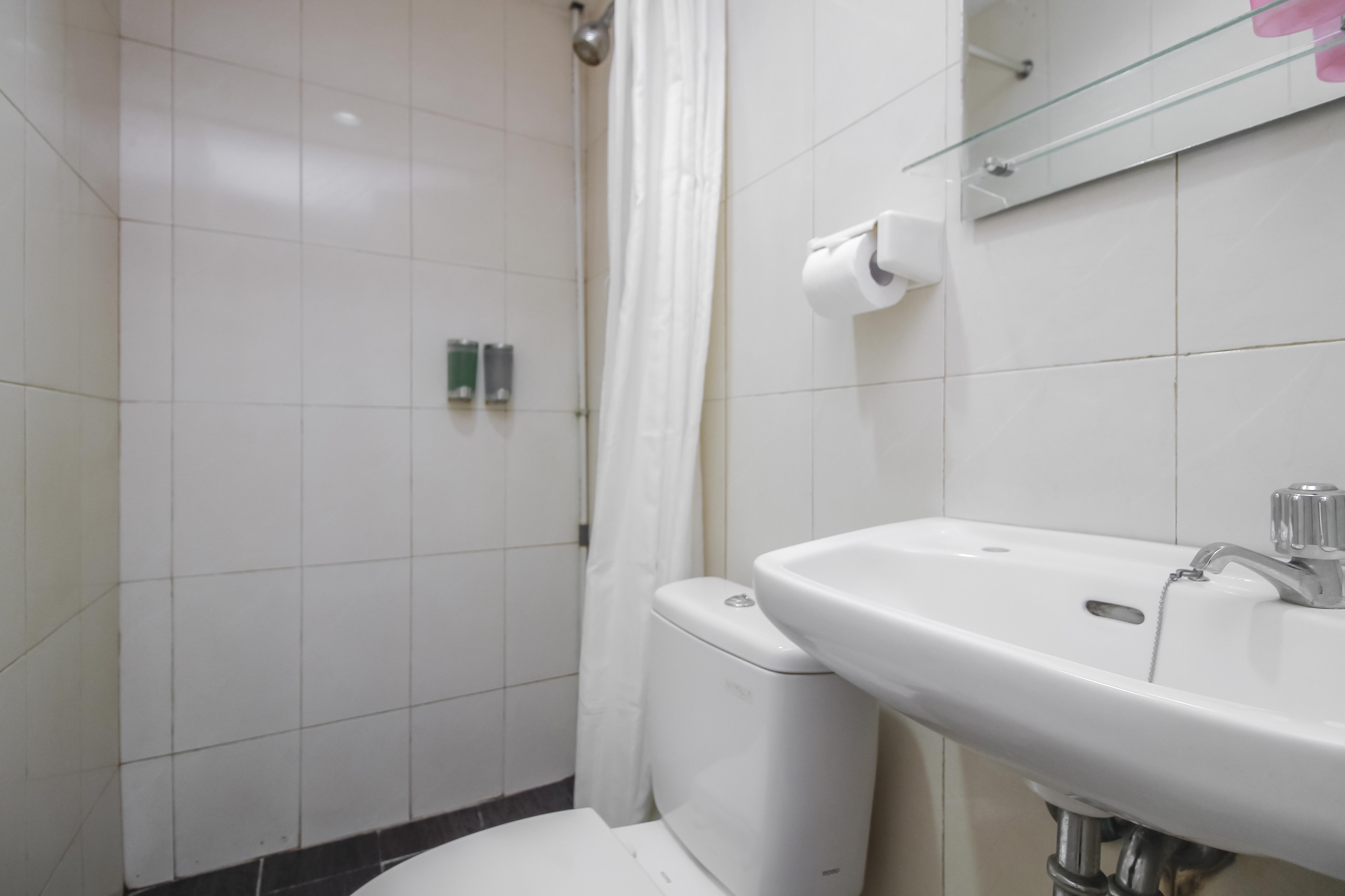 Reddoorz Plus Near Galaxy Bekasi 21/22