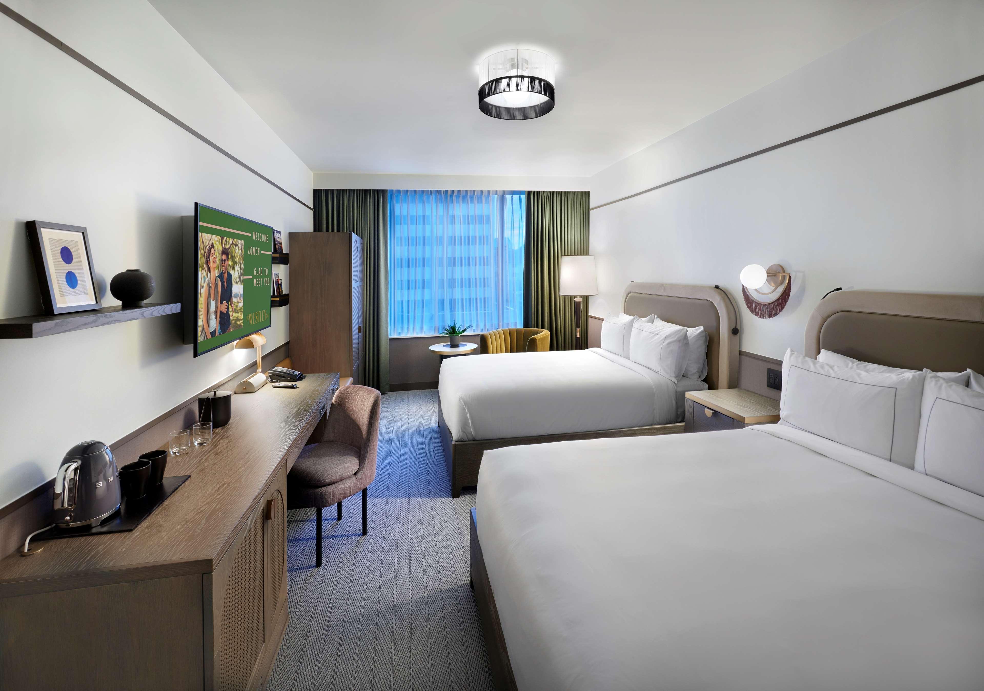 غرفة بسريرين كوين بإطلالة على المدينة، The Westley Calgary Downtown, Tapestry Collection by Hilton 2/4