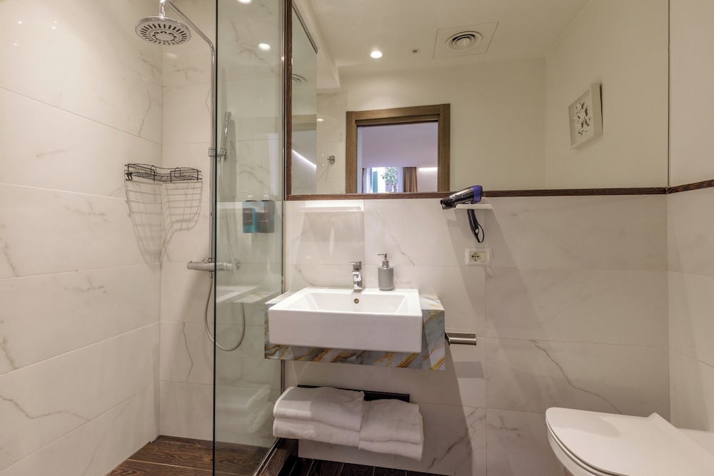 غرفة قياسية بسرير مزدوج أو سريرين منفصلين بشرفة، corso grand suite 7/7