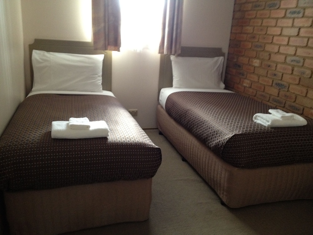 GOLDEN SQUARE MOTOR INN 7/17
