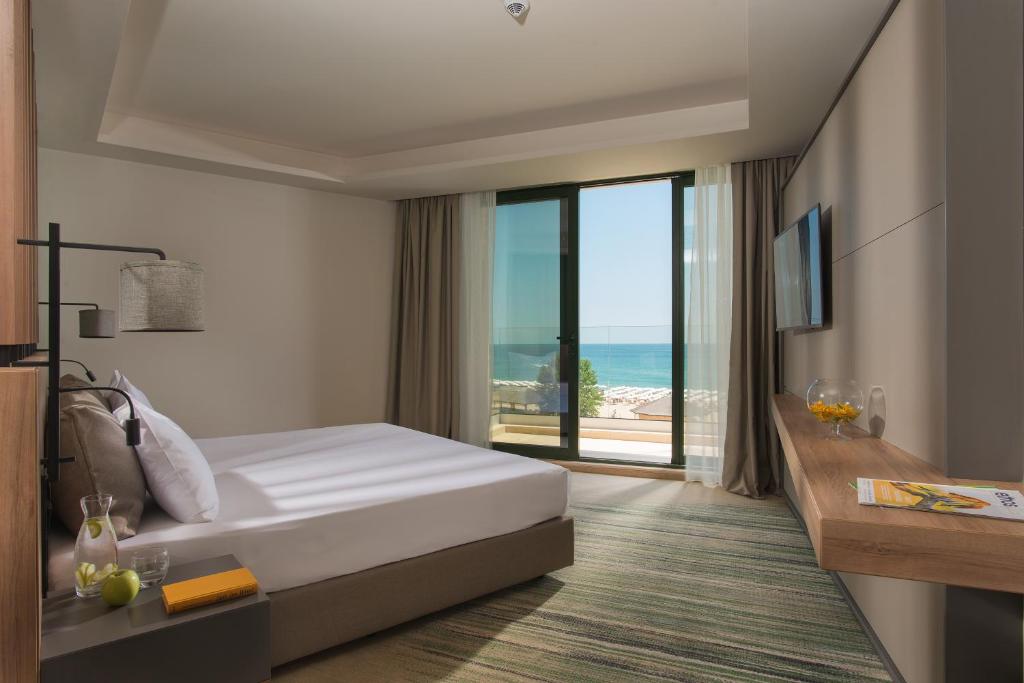 Room, Double Bed, Lateral Side Sea View