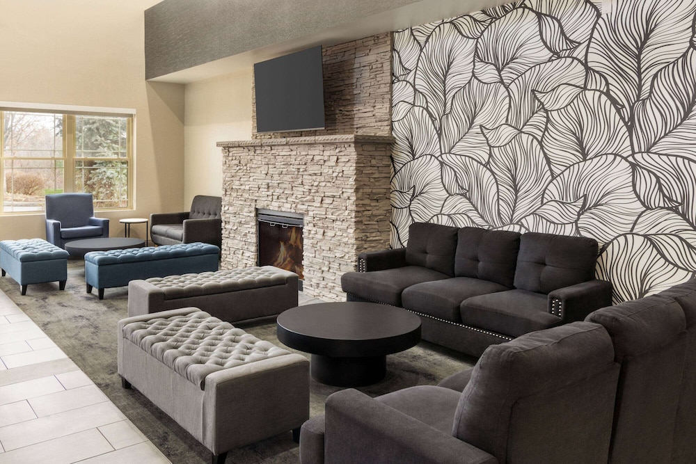 La Quinta Inn and Suites by Wyndham Lake George 24/50