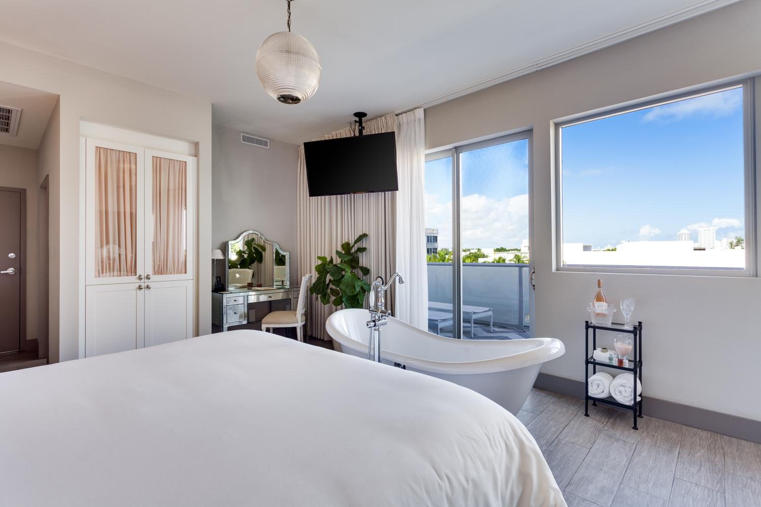 1 BEDROOM, SUITE, BALCONY