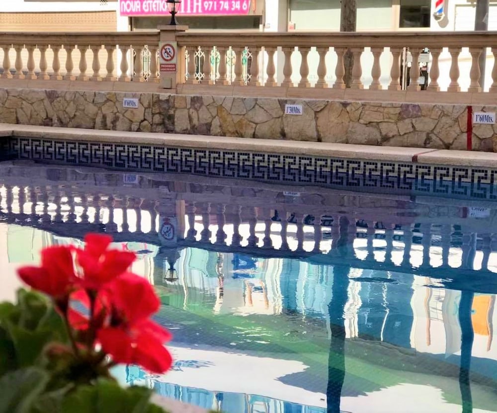 Iris Hotel 4/37