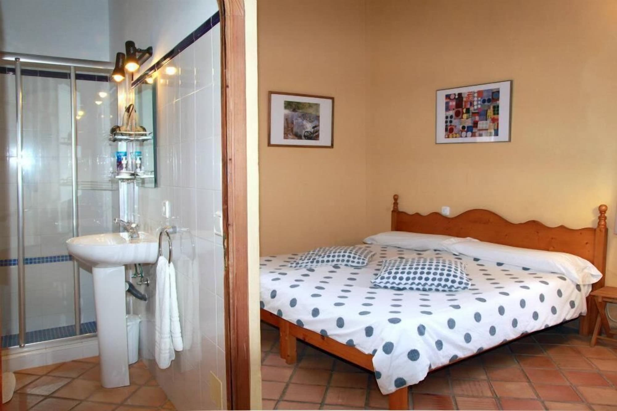 2 BEDROOMS, APARTMENT, GARDEN AREA