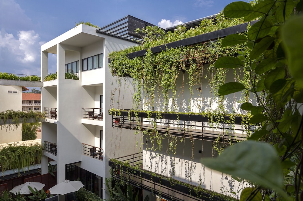The Aviary Hotel 4/50