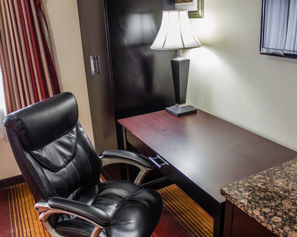 Rodeway Inn MacArthur Airport 34/36