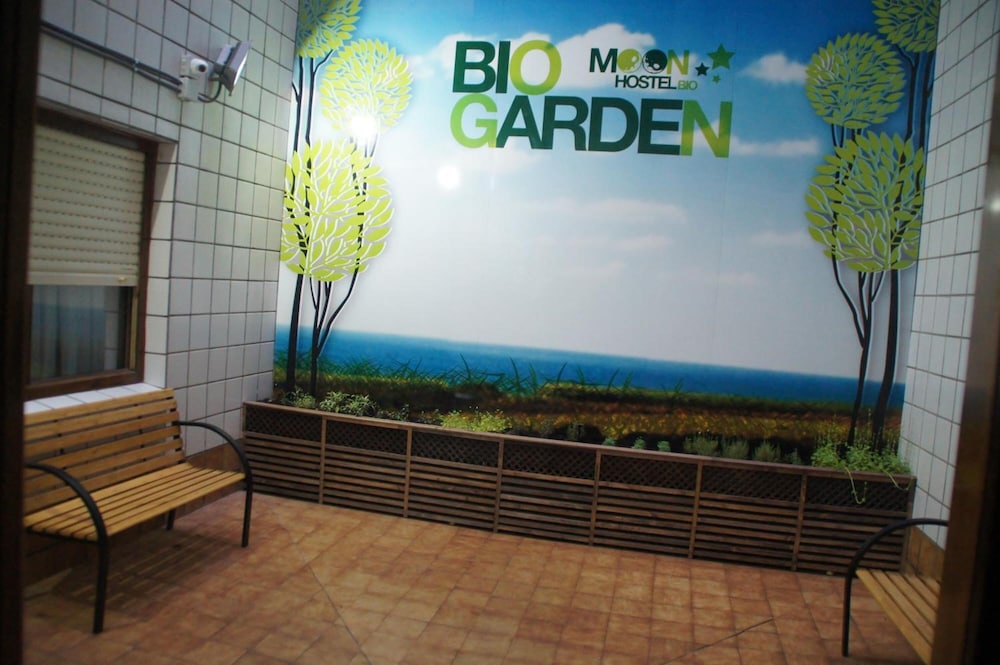 Moon Hostel Bio 31/34