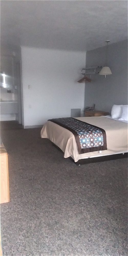 Capri Motel 16/52