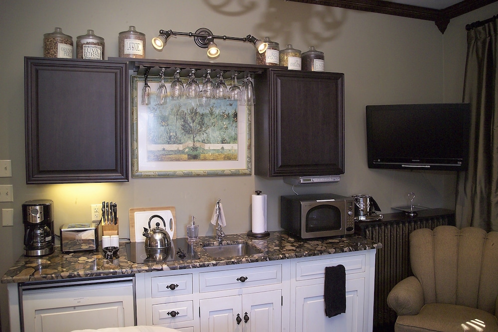 South Broadway Manor Bed and Breakfast 60/72