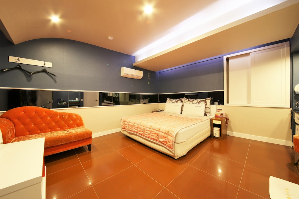 Sense Motel 13/50