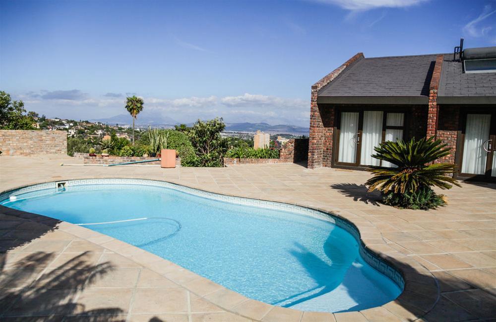 Hilltop Guesthouse 20/22