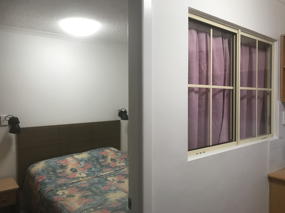 Edgecliff Lodge Motel 28/67