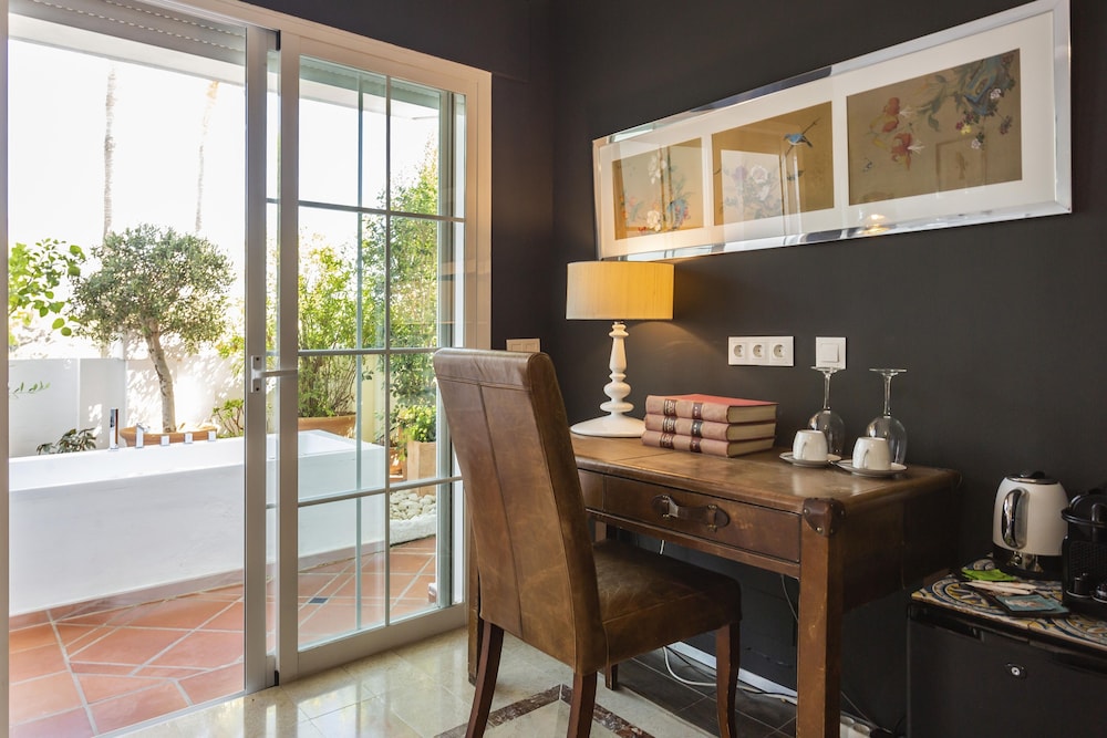 Molo 44 Suites Puerto Banus 11/85