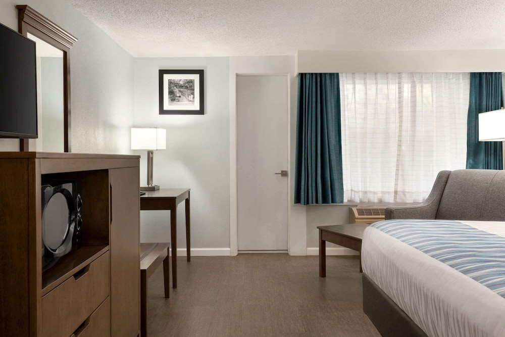 PREMIER, KING BED, RIVER VIEW, BALCONY
