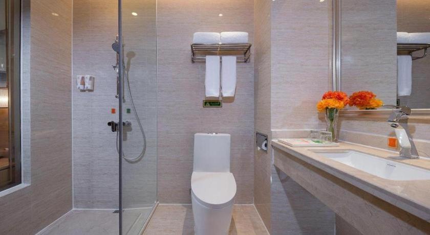 Vienna Hotel (Xiamen Airport, Jiangtou Metro Station) 45/51