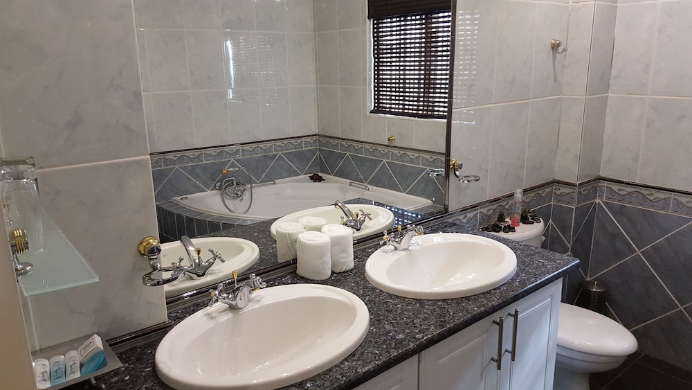 Waterfalls Boutique Hotel 49/50