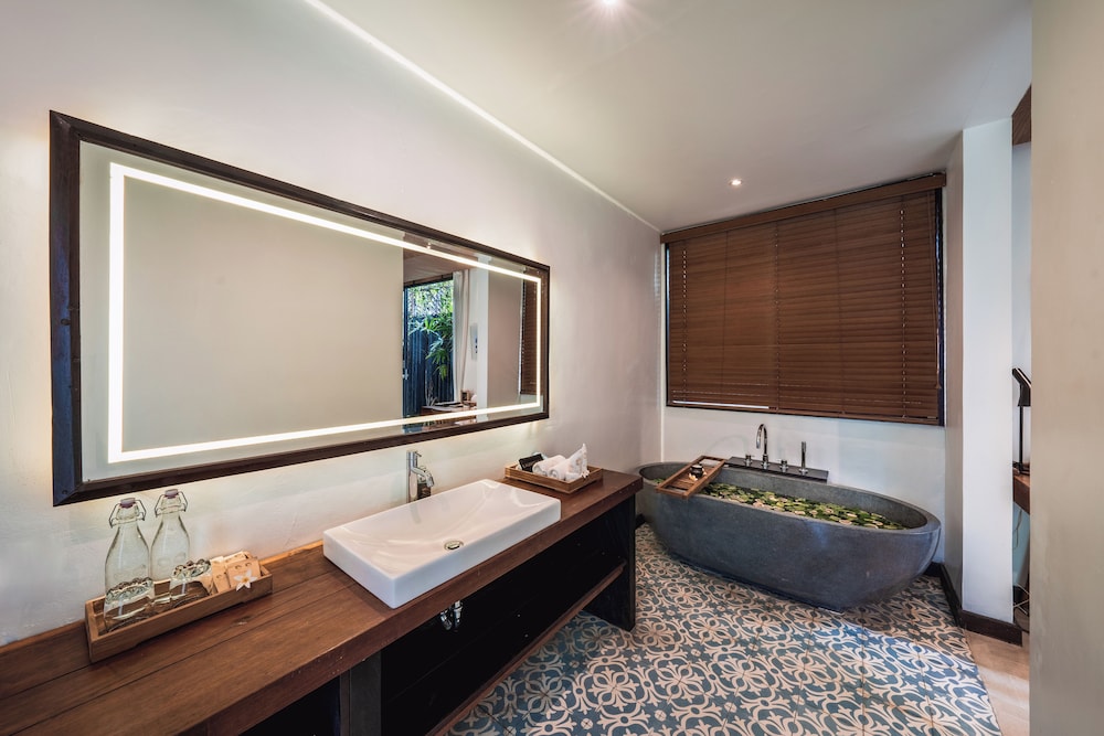 جناح جونيور بسرير كوين بإطلالة على الحديقة بغرفة نوم واحدة، Surya Kembar Villas 3/3