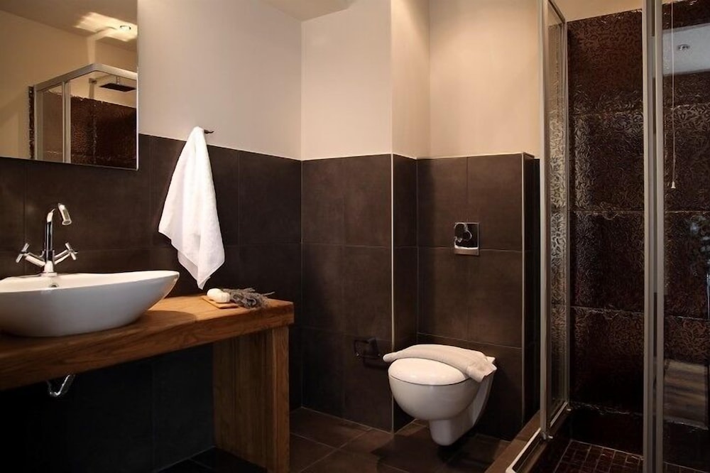 Theta Hotel 32/36