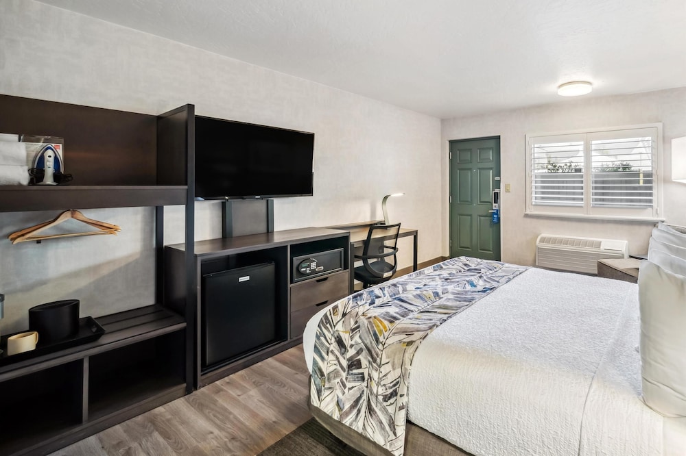 Standard, Queen Bed, Pool Side, Accessible، Best Western Plus Hilltop Inn 5/9