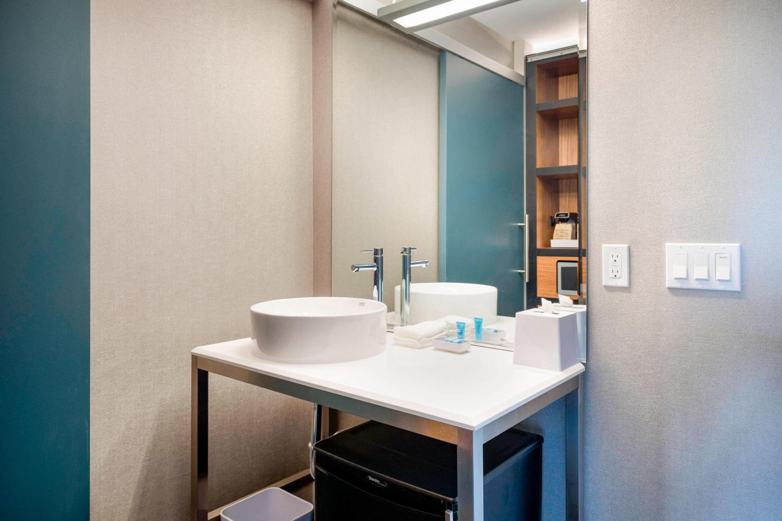 Aloft, Guest Room, 2 Queen Beds، ALOFT SEATTLE REDMOND 10/10
