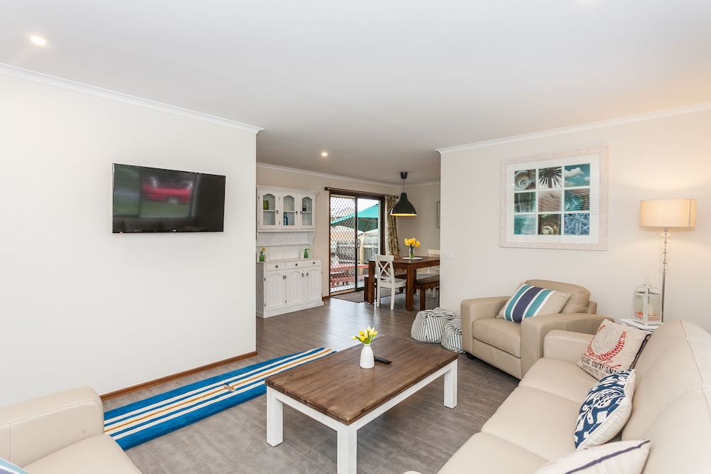Beachfront Cottages Torquay 17/36