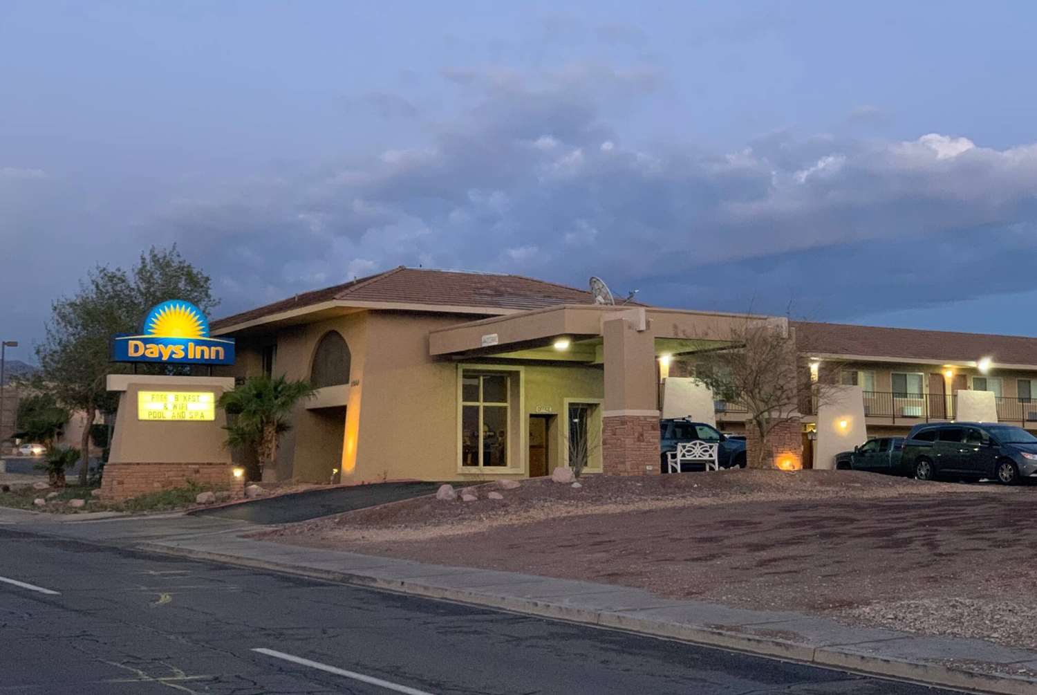 Days Inn by Wyndham Lake Havasu 30/36